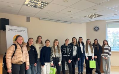 Gimnazistai gilino žinias apie visuomenės sveikatą Šiaulių Visuomenės sveikatos biure