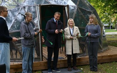 Mokinių idėja virto realybe: Šiaulių „Romuvos“ gimnazijoje atidaryta lauko terasa „Gaiva“